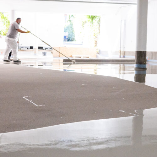 Auftragen eines Oberflächenschutzsystems in einem Parkhaus