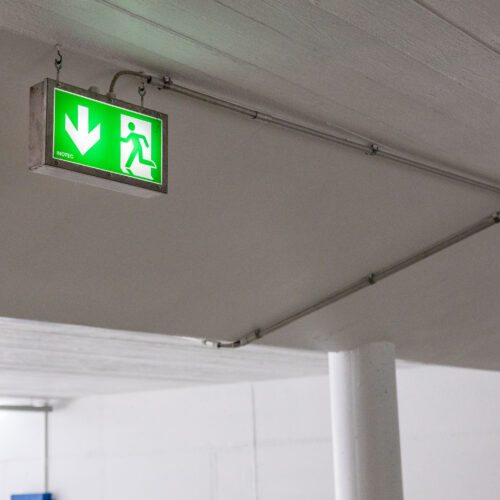 Fluchtweg-Beleuchtung in einem sanierten Parkhaus