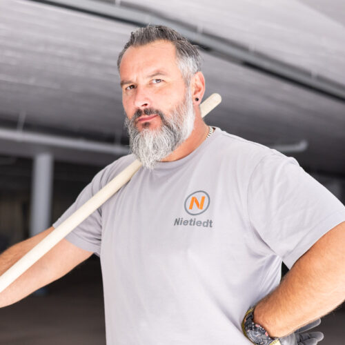 Nietiedt-Mitarbeiter bei einer Tiefgaragensanierung